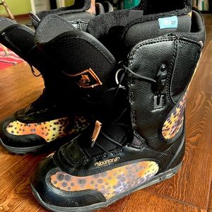 Burton Emeralds Women’s Boots Size 7.5 US